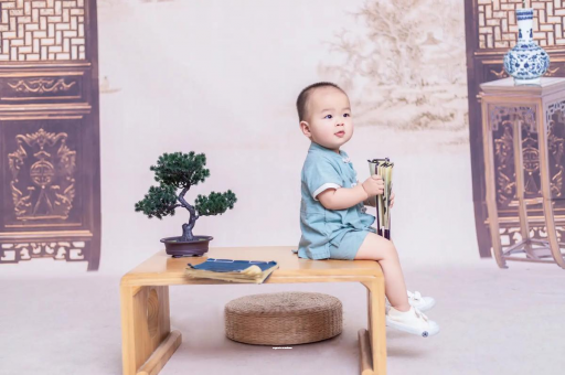 海口宝宝边吃奶边挣扎烦躁